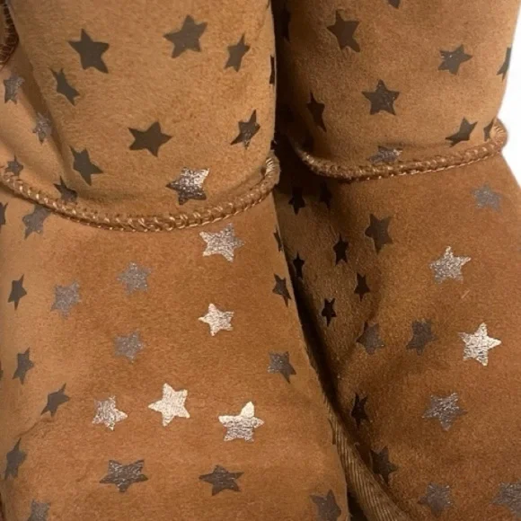 ✨UGG Classic Short Star Print Boots • Size 6✨ - Picture 2 of 9